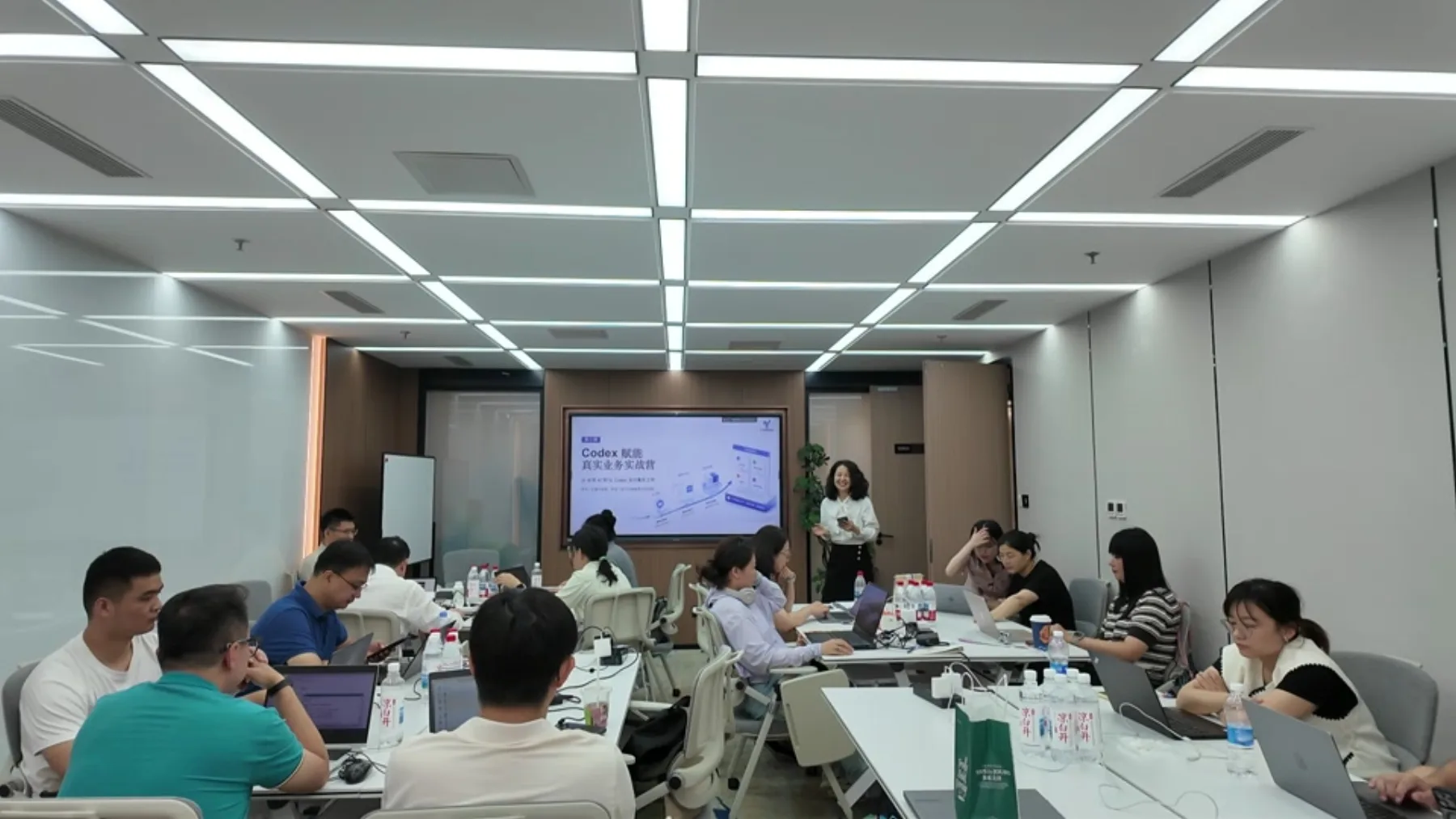 曜擎 AI 实战培训课堂，学员使用电脑开展实操